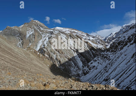 Sterile coperto di neve pendii montani in trans Himalayan deserto freddo di Ladak durante gli inverni Foto Stock