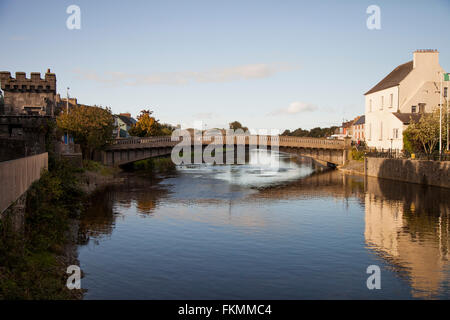 Johns ponte sopra il Fiume Nore, città di Kilkenny, nella Contea di Kilkenny, Irlanda Foto Stock