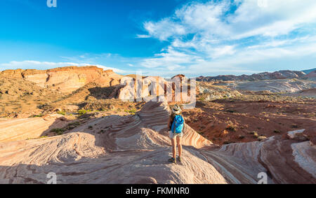 Tourist, escursionista presso l'onda di fuoco formazione di arenaria, dietro Sleeping Lizard formazione di roccia, la Valle del Fuoco del parco statale, Nevada Foto Stock