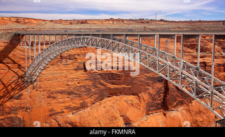 Ponte di arco spanning The Glen Canyon Dam in Pagina, Arizona Foto Stock