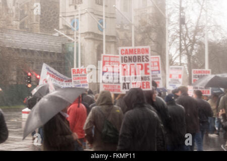 Londra, Regno Unito. 9 Marzo, 2016. Black Cab Driver anti uber banner di protesta al di fuori del Parlamento Credito: Ian Davidson/Alamy Live News Foto Stock