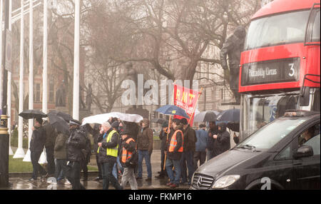 Londra, Regno Unito. 9 Marzo, 2016. Black Cab Driver anti uber banner di protesta al di fuori del Parlamento Credito: Ian Davidson/Alamy Live News Foto Stock