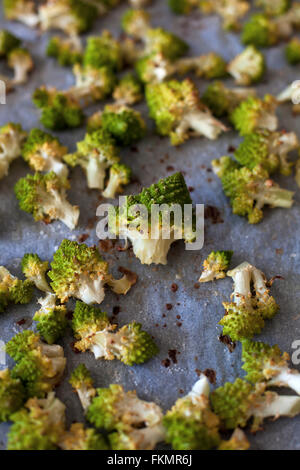 Arrosto di broccoli di Broccolo romanesco su un vassoio da forno Foto Stock