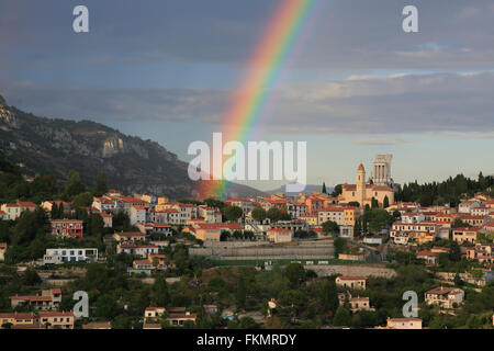 Rainbow oltre La Turbie con Tropaeum Alpium, La Turbie, dipartimento delle Alpi Marittime, Provence-Alpes-Côte d'Azur, in Francia Foto Stock