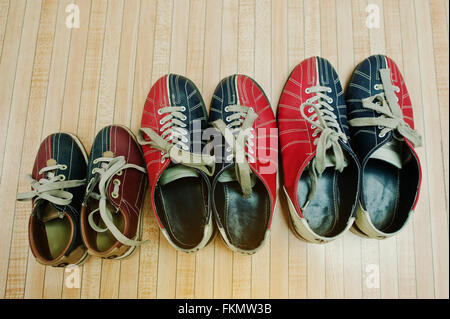 Tre paia di scarpe da bowling Foto Stock