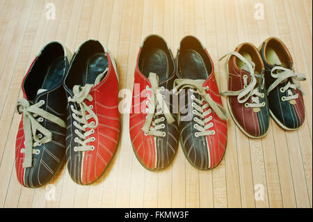 Tre paia di scarpe da bowling Foto Stock