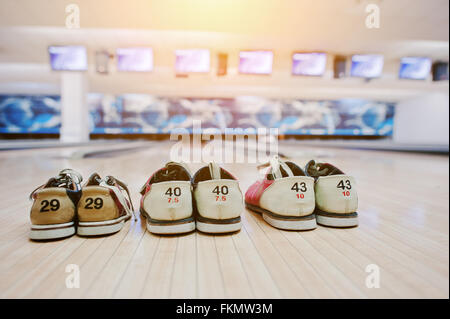 Tre paia di scarpe da bowling Foto Stock