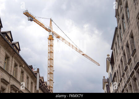 Gru oltre le case di un centro storico Foto Stock