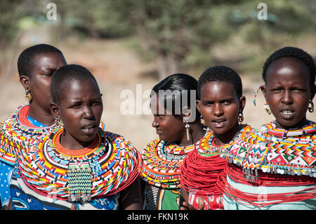 Samburu africano donne tribali in abito tradizionale, Samburu riserva nazionale, Kenya, Africa orientale Foto Stock
