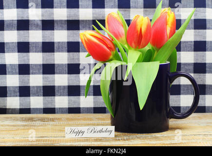 Buon compleanno card con colorati tulipani a tazza su sfondo a scacchi Foto Stock