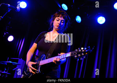 Barcellona - Sep 30: Angel Olsen (folk e indie rock cantante e chitarrista) esegue a Apolo luogo in Settembre 30, 2014 in Barc Foto Stock