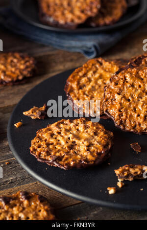 In casa di mandorle e cioccolato Lacey's Cookies pronto a mangiare Foto Stock