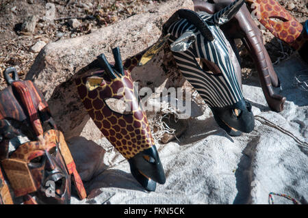 Tradizionale Africana di sculture in legno per la vendita, Samburu, Kenya, Africa orientale Foto Stock