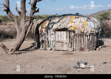 Una tradizionale casa Samburu all'interno di una Manyatta, Samburu riserva nazionale, Kenya, Africa orientale Foto Stock