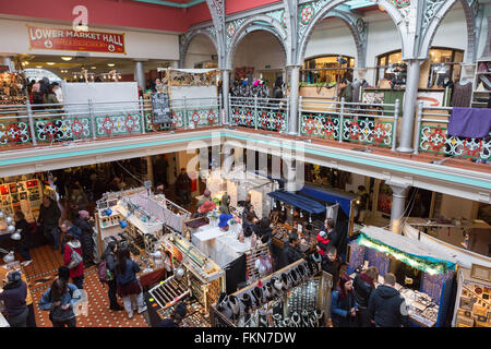 Un mercato coperto a Camden Lock, Londra Foto Stock