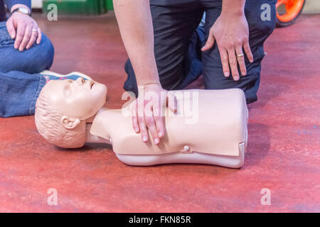 Manichino bambino per formazione di primo soccorso. Formazione capretto  dummy per praticare la respirazione artificiale Foto stock - Alamy