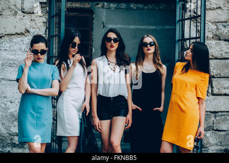 Cinque giovani belle ragazze in città Foto Stock