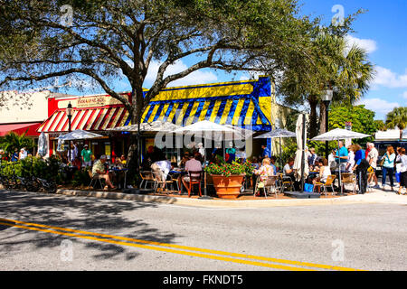 La gente seduta ai tavoli sul marciapiede sulla strada principale nel centro di Sarasota FL Foto Stock