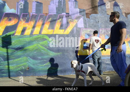 Philadelphia, Pennsylvania, USA. 9 Mar, 2016. In South Philadelphia, PA., U.S. Artisti Old Broads e disto sono visto il 9 marzo 2016 come sono al lavoro per completare un murale a sostegno del candidato per la nomination democratica Bernie mittenti. Il lavoro intitolato "Philly il Berna'' è situato su un angolo della ventiduesima San e Catharine St, nel Sud Philadelphia quartiere di Philadelphia, PA, Stati Uniti d'America. Credito: Bastiaan Slabbers/ZUMA filo/Alamy Live News Foto Stock