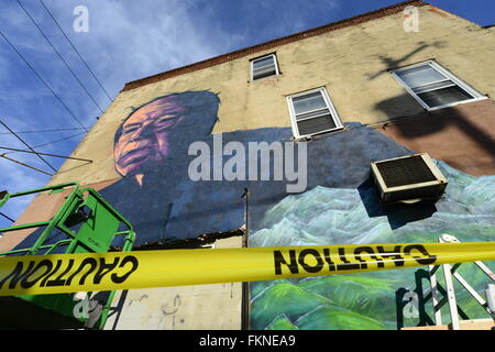 Philadelphia, Pennsylvania, USA. 9 Mar, 2016. In South Philadelphia, PA., U.S. Artisti Old Broads e disto sono visto il 9 marzo 2016 come sono al lavoro per completare un murale a sostegno del candidato per la nomination democratica Bernie mittenti. Il lavoro intitolato "Philly il Berna'' è situato su un angolo della ventiduesima San e Catharine St, nel Sud Philadelphia quartiere di Philadelphia, PA, Stati Uniti d'America. Credito: Bastiaan Slabbers/ZUMA filo/Alamy Live News Foto Stock