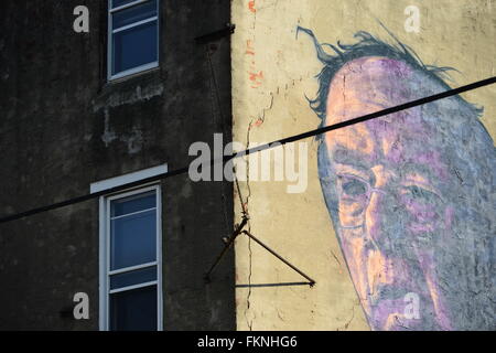 Philadelphia, Pennsylvania, USA. 9 Mar, 2016. In South Philadelphia, PA., U.S. Artisti Old Broads e disto sono visto il 9 marzo 2016 come sono al lavoro per completare un murale a sostegno del candidato per la nomination democratica Bernie mittenti. Il lavoro intitolato "Philly il Berna'' è situato su un angolo della ventiduesima San e Catharine St, nel Sud Philadelphia quartiere di Philadelphia, PA, Stati Uniti d'America. Credito: Bastiaan Slabbers/ZUMA filo/Alamy Live News Foto Stock