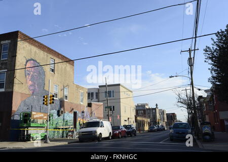 Philadelphia, Pennsylvania, USA. 9 Mar, 2016. In South Philadelphia, PA., U.S. Artisti Old Broads e disto sono visto il 9 marzo 2016 come sono al lavoro per completare un murale a sostegno del candidato per la nomination democratica Bernie mittenti. Il lavoro intitolato "Philly il Berna'' è situato su un angolo della ventiduesima San e Catharine St, nel Sud Philadelphia quartiere di Philadelphia, PA, Stati Uniti d'America. Credito: Bastiaan Slabbers/ZUMA filo/Alamy Live News Foto Stock