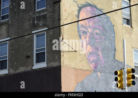 Philadelphia, Pennsylvania, USA. 9 Mar, 2016. In South Philadelphia, PA., U.S. Artisti Old Broads e disto sono visto il 9 marzo 2016 come sono al lavoro per completare un murale a sostegno del candidato per la nomination democratica Bernie mittenti. Il lavoro intitolato "Philly il Berna'' è situato su un angolo della ventiduesima San e Catharine St, nel Sud Philadelphia quartiere di Philadelphia, PA, Stati Uniti d'America. Credito: Bastiaan Slabbers/ZUMA filo/Alamy Live News Foto Stock