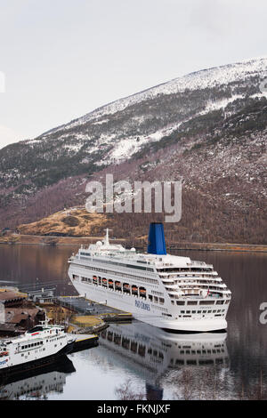 P&O NAVE DA CROCIERA Oriana ormeggiata nel porto di Flåm, Norvegia. Foto Stock