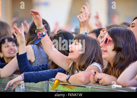 Barcellona - 23 Maggio: ragazze da parte del pubblico di fronte al palco, a fare il tifo per i loro idoli al Primavera Festival Pop. Foto Stock