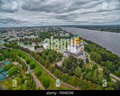 Vista dello Skyline di Yaroslavl città della Russia con la Cattedrale Uspenskiy nel centro Foto Stock