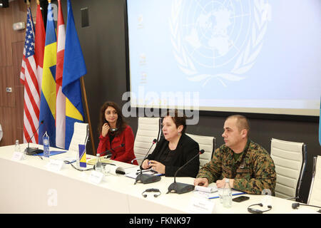 Sarajevo, BiH. 9 Mar, 2016. Il Ministro della difesa della Bosnia e Erzegovina (BiH) Marina Pendes (C) parla durante una sessione del Comitato Strategico per armi, munizioni e materiale esplosivo a Sarajevo, BiH, il 9 marzo 2016. Credito: Haris Memija/Xinhua/Alamy Live News Foto Stock