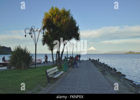 Vista da Puerto Varas sul Lago Llanquihue sul vulcano Osorno, luce della sera, Lake District, Patagonia, Cile Foto Stock