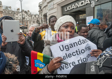 Londra, Regno Unito. 9 Marzo, 2016. I manifestanti al di fuori dell'Ambasciata ugandese in Trafalgar Square dopo lo scorso mese di brogli elezioni ugandesi. Essi vogliono una verifica indipendente dei risultati e spingono il Regno Unito a non riconoscere Museveni come il legittimo Presidente dell Uganda e per il rilascio immediato di Dr vede imputati Besigye e altri prigionieri politici, nonché l'azione contro i responsabili delle torture. Peter Marshall / Alamy Live News Foto Stock