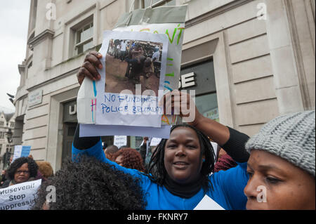 Londra, Regno Unito. 9 Marzo, 2016. I manifestanti al di fuori dell'Ambasciata ugandese in Trafalgar Square dopo lo scorso mese di brogli elezioni ugandesi. Essi vogliono una verifica indipendente dei risultati e spingono il Regno Unito a non riconoscere Museveni come il legittimo Presidente dell Uganda e per il rilascio immediato di Dr vede imputati Besigye e altri prigionieri politici, nonché l'azione contro i responsabili delle torture. Peter Marshall / Alamy Live News Foto Stock
