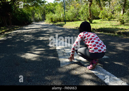 La ragazza sarà pronto con la freccia rivolta verso l'inizio Foto Stock