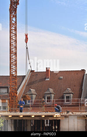 Karlsruhe, Baden Wuerttemberg, Germania - 10 Giugno 2015: lavoratori edili montaggio rinforzi in acciaio per il calcestruzzo pour Foto Stock