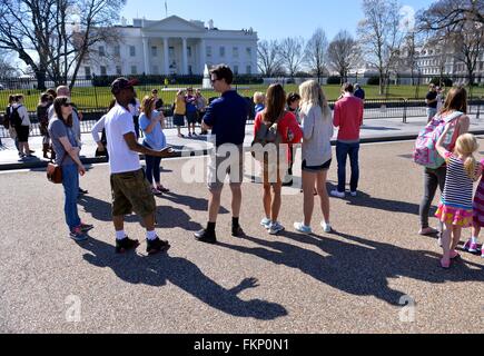 Washington, DC, Stati Uniti d'America. 9 Mar, 2016. Visitatori soffermarsi davanti alla Casa Bianca di Washington, DC, Stati Uniti, 9 marzo 2016. La temperatura qui raggiunto i 25 gradi Centigradi il mercoledì. Credito: Yin Bogu/Xinhua/Alamy Live News Foto Stock