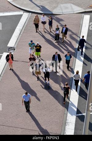 Washington, DC, Stati Uniti d'America. 9 Mar, 2016. Pedoni in abiti estivi a piedi su Pennsylvania Avenue a Washington, DC, Stati Uniti, 9 marzo 2016. La temperatura qui raggiunto i 25 gradi Centigradi il mercoledì. Credito: Yin Bogu/Xinhua/Alamy Live News Foto Stock