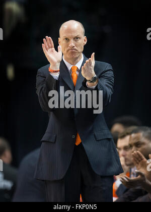 Indianapolis, IN. Stati Uniti d'America. 09Mar, 2016. Illinois Fighting Illini head coach John Groce applaude la sua squadra come tirare fuori un 20 punti di vantaggio nel primo semestre durante la grande conferenza di dieci di torneo di pallacanestro del Mens tra Illinois e del Minnesota al banchiere la vita Fieldhouse in Indianapolis, IN.Illinois 85, Minnesota 52.Mark Davis/Cal Sport Media/Alamy Live News Foto Stock
