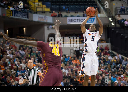Indianapolis, IN. Stati Uniti d'America. 09Mar, 2016. Illinois Fighting Illini guard Jalen Coleman-Lands #5 hits un primo mezzo a tre punto girato in Minnesota Golden i Gopher avanti Gaston Diedhiou #41 durante la grande conferenza di dieci di torneo di pallacanestro del Mens tra Illinois e del Minnesota al banchiere la vita Fieldhouse in Indianapolis, IN.Illinois 85, Minnesota 52.Mark Davis/Cal Sport Media/Alamy Live News Foto Stock