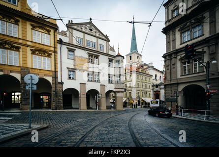 I binari del tram lungo Malostranské náměstí, a Praga, Repubblica Ceca. Foto Stock