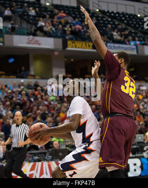 Indianapolis, IN. Stati Uniti d'America. 09Mar, 2016. Illinois Fighting Illini guard Jalen Coleman-Lands #5 teste in su per una veloce pausa layup sotto le braccia tese di Minnesota Golden i Gopher guard Ahmad Gilbert #32 durante la grande conferenza di dieci di torneo di pallacanestro del Mens tra Illinois e del Minnesota al banchiere la vita Fieldhouse in Indianapolis, IN.Illinois 85, Minnesota 52.Mark Davis/Cal Sport Media/Alamy Live News Foto Stock