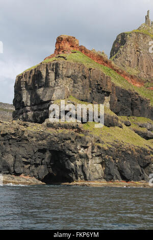 Rocce di basalto e scogliera a Lacada punto sulla costa di Causeway, County Antrim, Irlanda del Nord.- parte del famoso Giant's Causeway area. Foto Stock