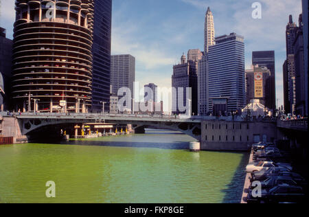 Chicago, Illinois, USA, 14 marzo 1987 Il Chicago River viene colorato di verde a partire da 10:00 prima dell'inizio dell'annuale San Patrizio Parade Credito: Mark Reinstein Foto Stock