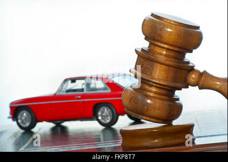 VENDITA AUTO VENDITA VENDITA VENDITA VENDITA concept immagine di classico vintage rosso 1969 MGB GT con martello asta sulla scrivania Foto Stock