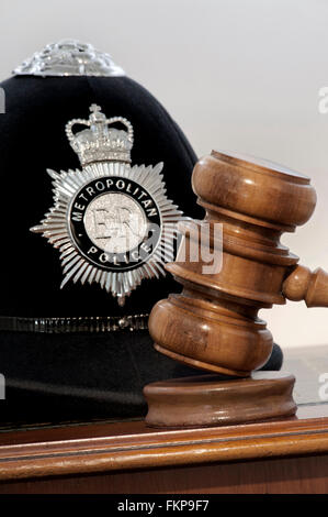 ELMETTO DELLA POLIZIA GAVEL COURT GIURAMENTO PROVE SENTENZA concetto legale casco della polizia metropolitana con i giudici Gavel in London Law Courts situation UK Foto Stock