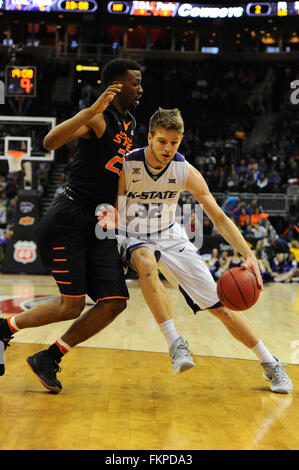 Kansas City, Missouri, Stati Uniti d'America. 09Mar, 2016. Kansas State Wildcats avanti Dean Wade (32) rigidi per il cestello durante il NCAA 12 grandi campionati di pallacanestro tra i Kansas State Wildcats e Oklahoma State Cowboys presso il Centro Sprint a Kansas City, Missouri. Kendall Shaw/CSM/Alamy Live News Foto Stock