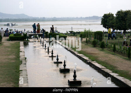 Il Shalimar Bagh, giardino con dossi lungo dal lago, Srinagar Kashmir, una terrazza giardino costruito dall'Imperatore con dossi Jahangir nel 1619 Foto Stock