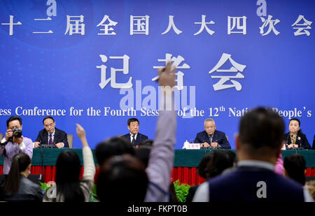 Pechino, Cina. Decimo Mar, 2016. I giornalisti alzare le mani per porre domande nel corso di una conferenza stampa sulla legislazione progressi sul margine della quarta sessione della Cina il XII Congresso Nazionale del Popolo di Pechino, capitale della Cina, 10 marzo 2016. © Li Renzi/Xinhua/Alamy Live News Foto Stock