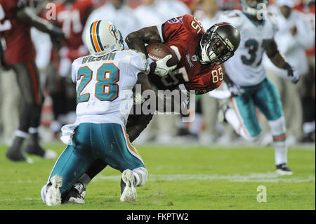 Tampa, Florida, Stati Uniti d'America. Il 27 agosto, 2009. Agosto 27, 2009; Tampa, FL, Stati Uniti d'America; Tampa Bay Buccaneers wide receiver Maurice Stovall (85) viene affrontato da Miami Dolphins safety Gibril Wilson (28) durante il primo semestre presso Raymond James Stadium. ZUMA Press/Scott A. Miller © Scott A. Miller/ZUMA filo/Alamy Live News Foto Stock